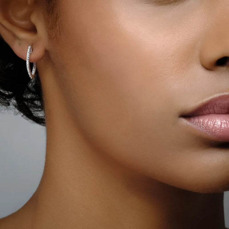 Argola Navete banhado Ouro Branco com Topázios Incolores, 18mm