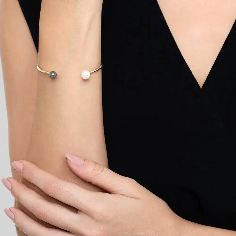 Pulseira Una banhado Ouro Amarelo com Pérola Branca, Pérola Negra e Zircônio